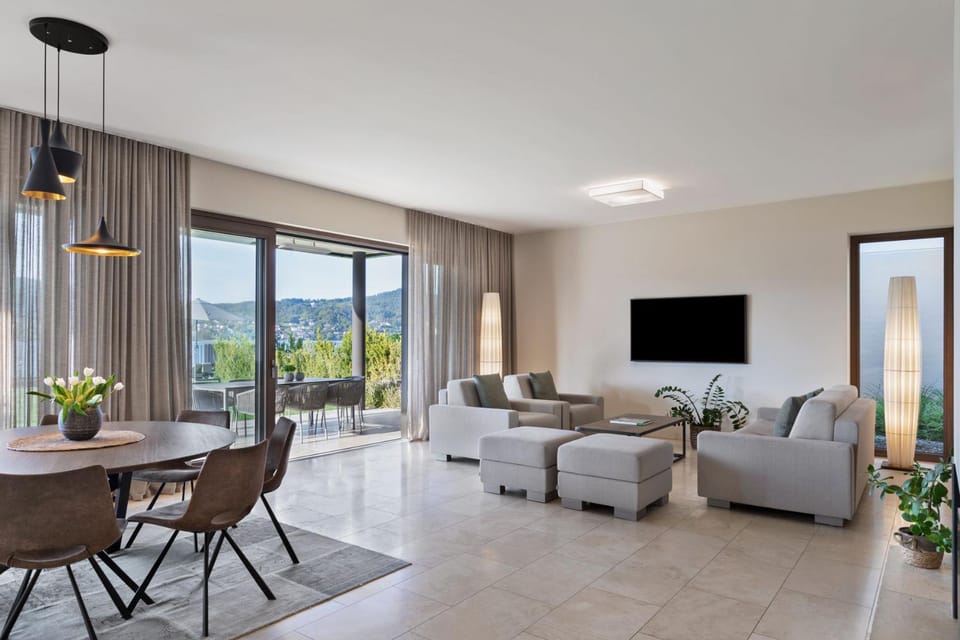TV and multimedia, Living room, Seating area, Dining area, Evening entertainment