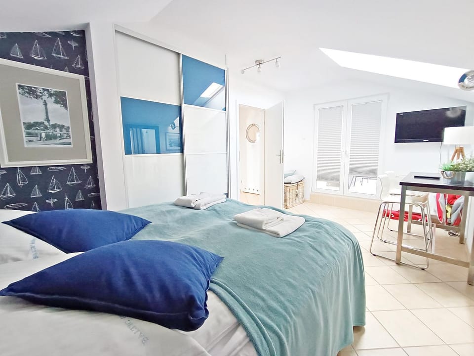 Bed, TV and multimedia, Photo of the whole room, Bedroom
