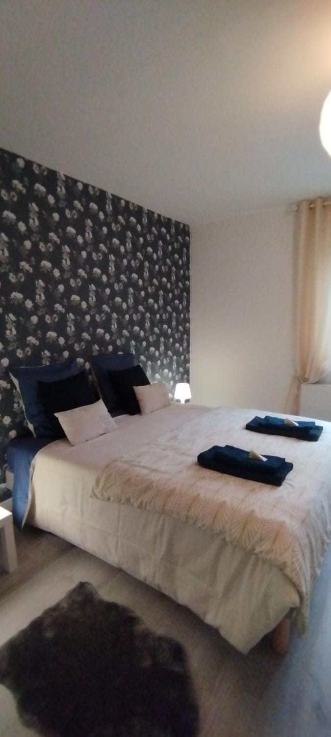 Bed, Photo of the whole room, Bedroom, towels