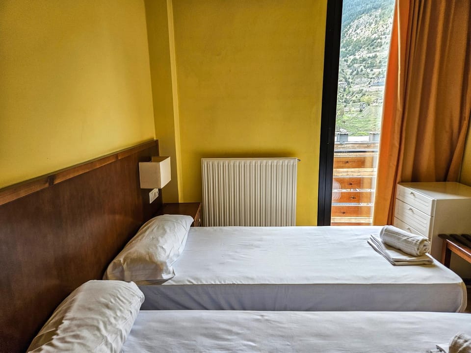 Bed, towels