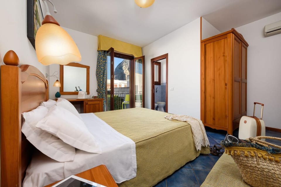 Photo of the whole room, Bedroom, wardrobe, air conditioner