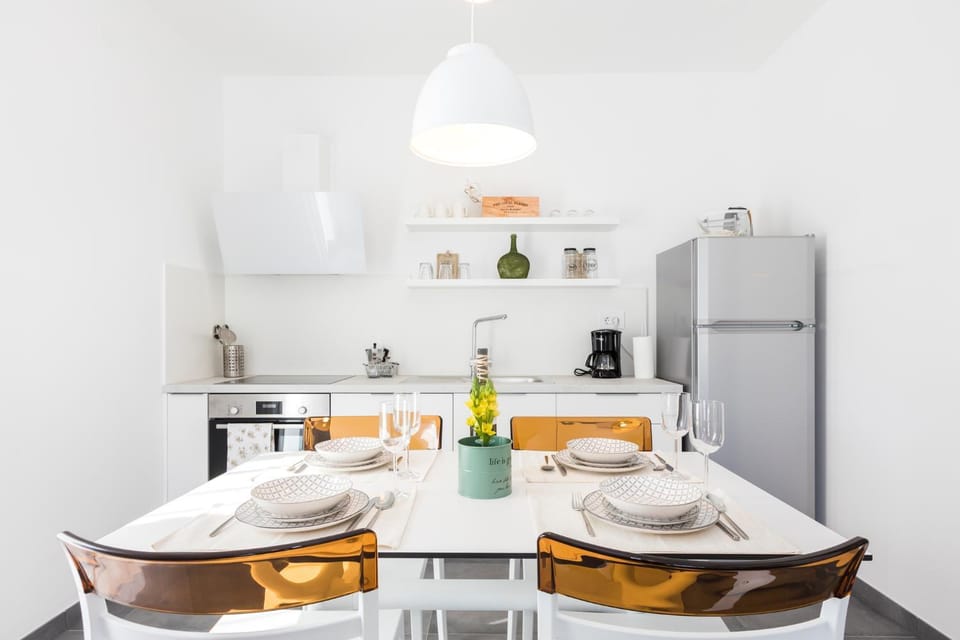 Kitchen or kitchenette, Dining area