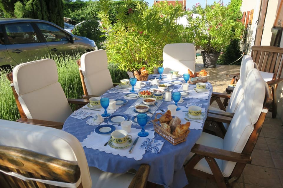 Area and facilities, Breakfast