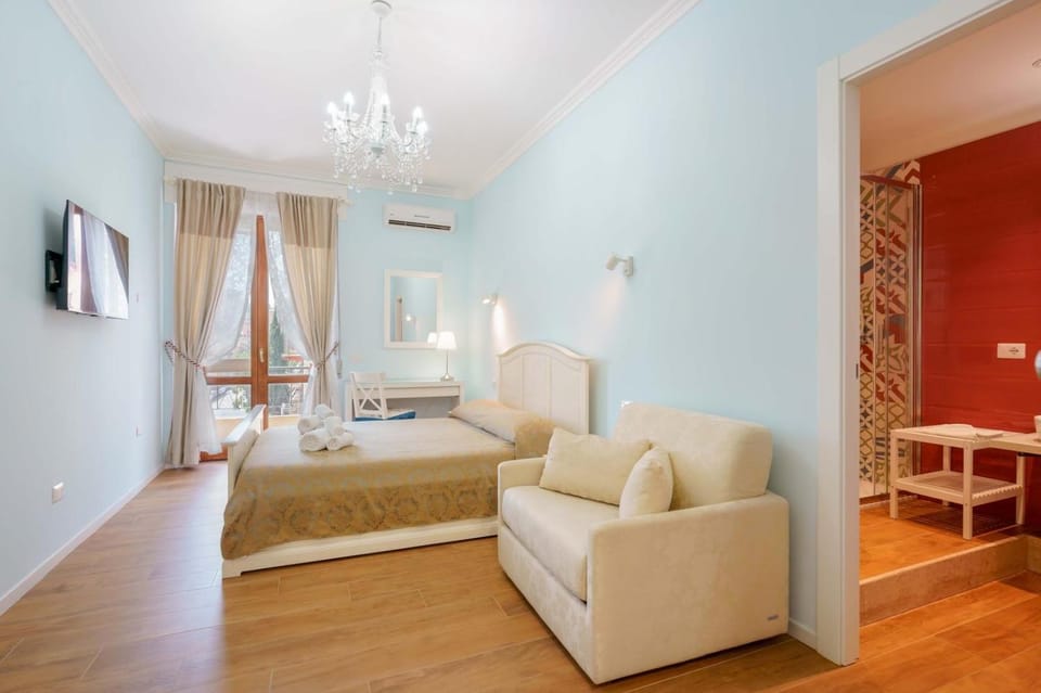 Bed, TV and multimedia, Photo of the whole room, Bedroom