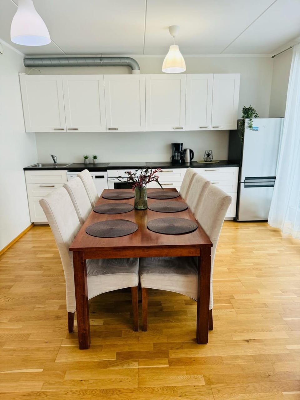 Kitchen or kitchenette, Dining area