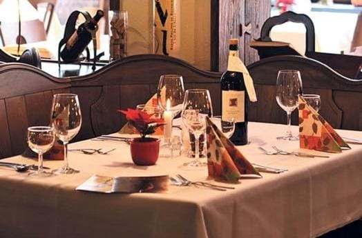 Restaurant/places to eat, Banquet/Function facilities, Food