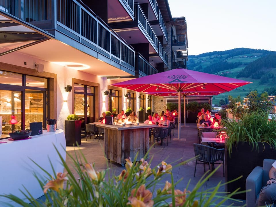 Property building, Restaurant/places to eat, Summer, Breakfast