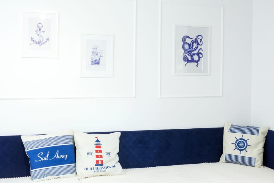 Bed, Photo of the whole room, Decorative detail, Seating area, Bedroom