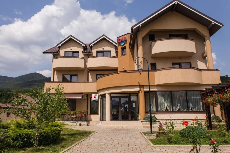 Pensiunea Roua Bed and Breakfast in Romania