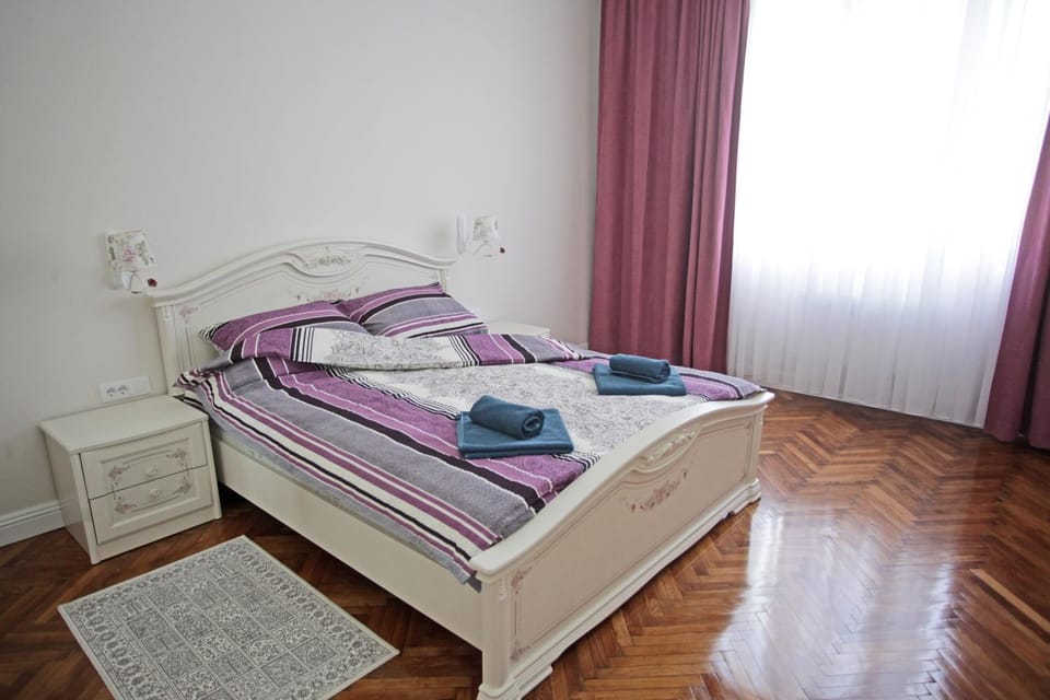 Bed, towels