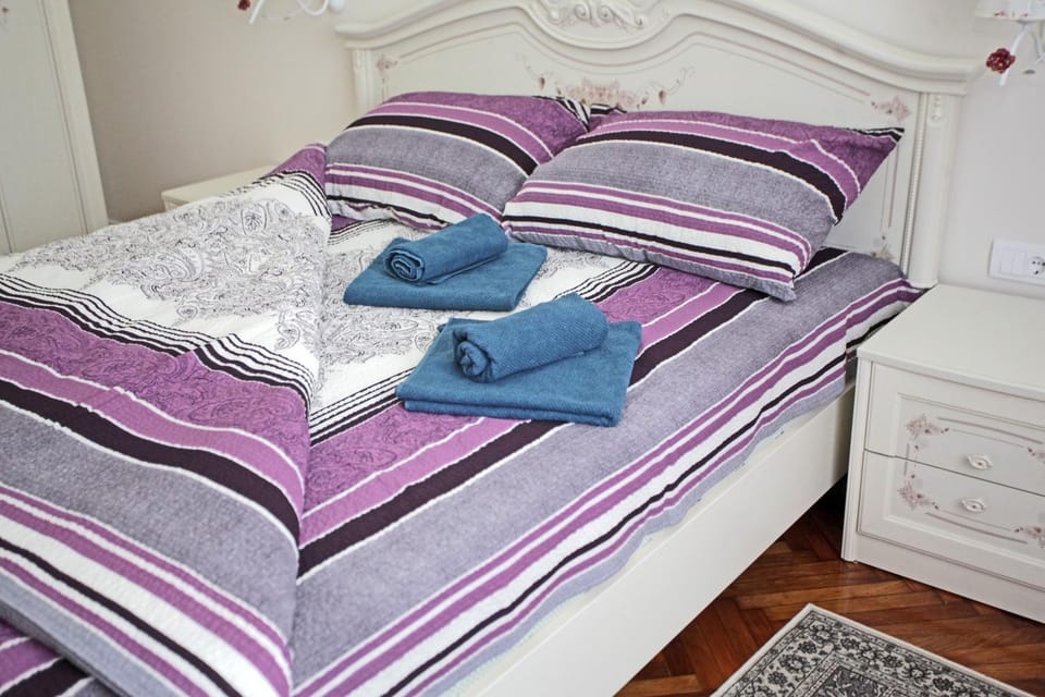 Bed, towels
