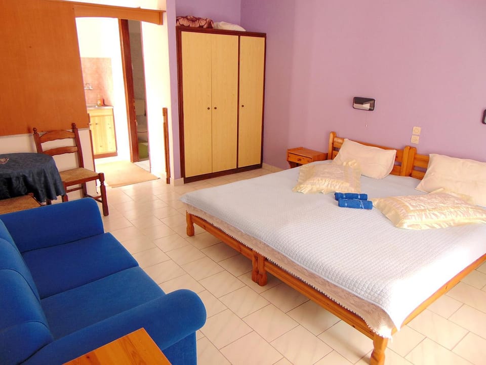 Seating area, Bedroom, bunk bed