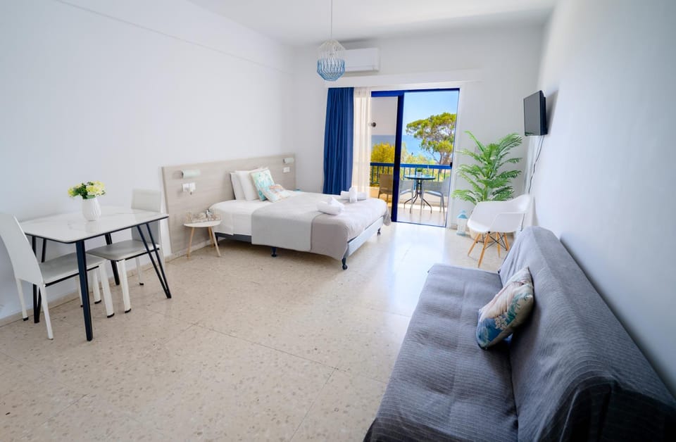 Bed, Natural landscape, Photo of the whole room, Bedroom