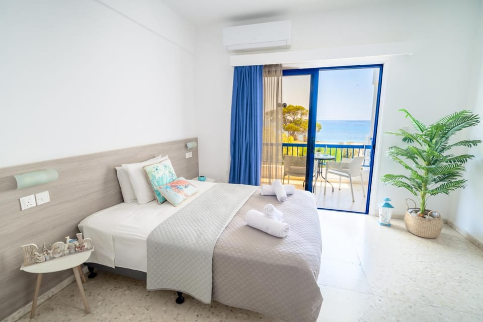 Bed, Balcony/Terrace, Photo of the whole room, Bedroom, towels