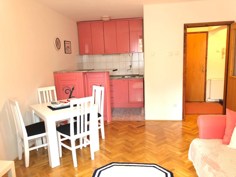Kitchen or kitchenette, Dining area