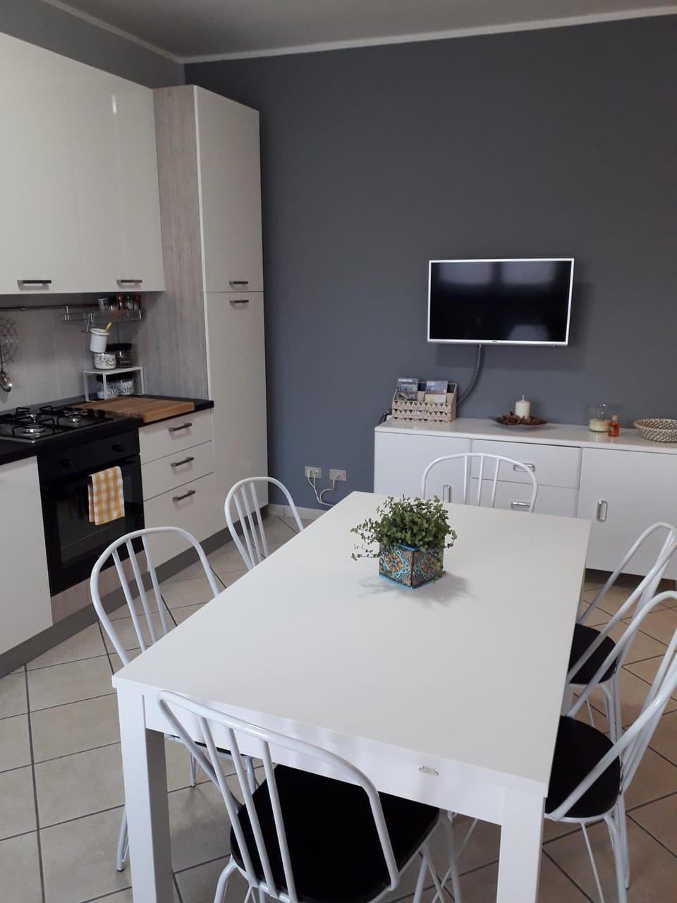 TV and multimedia, Living room, Seating area, Dining area