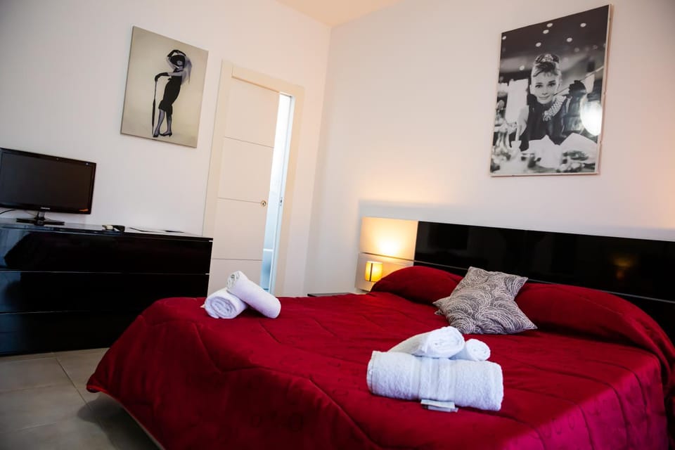 Bed, TV and multimedia, Photo of the whole room, Bedroom