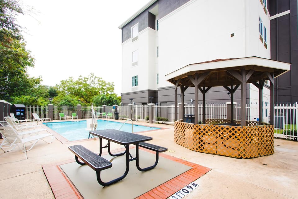 Patio, Swimming pool, Swimming pool