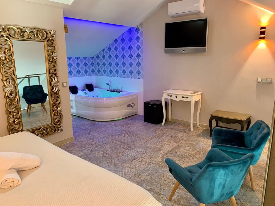 Hot Tub, Photo of the whole room