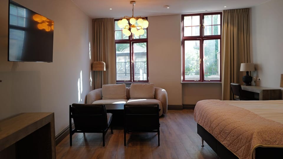 Bathroom, Living room, Photo of the whole room, Seating area