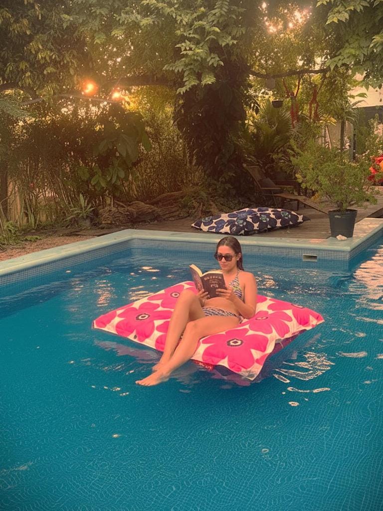 Guests, Swimming pool