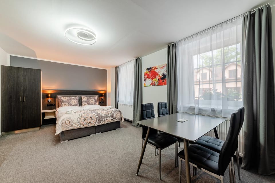 Bed, Photo of the whole room, Seating area