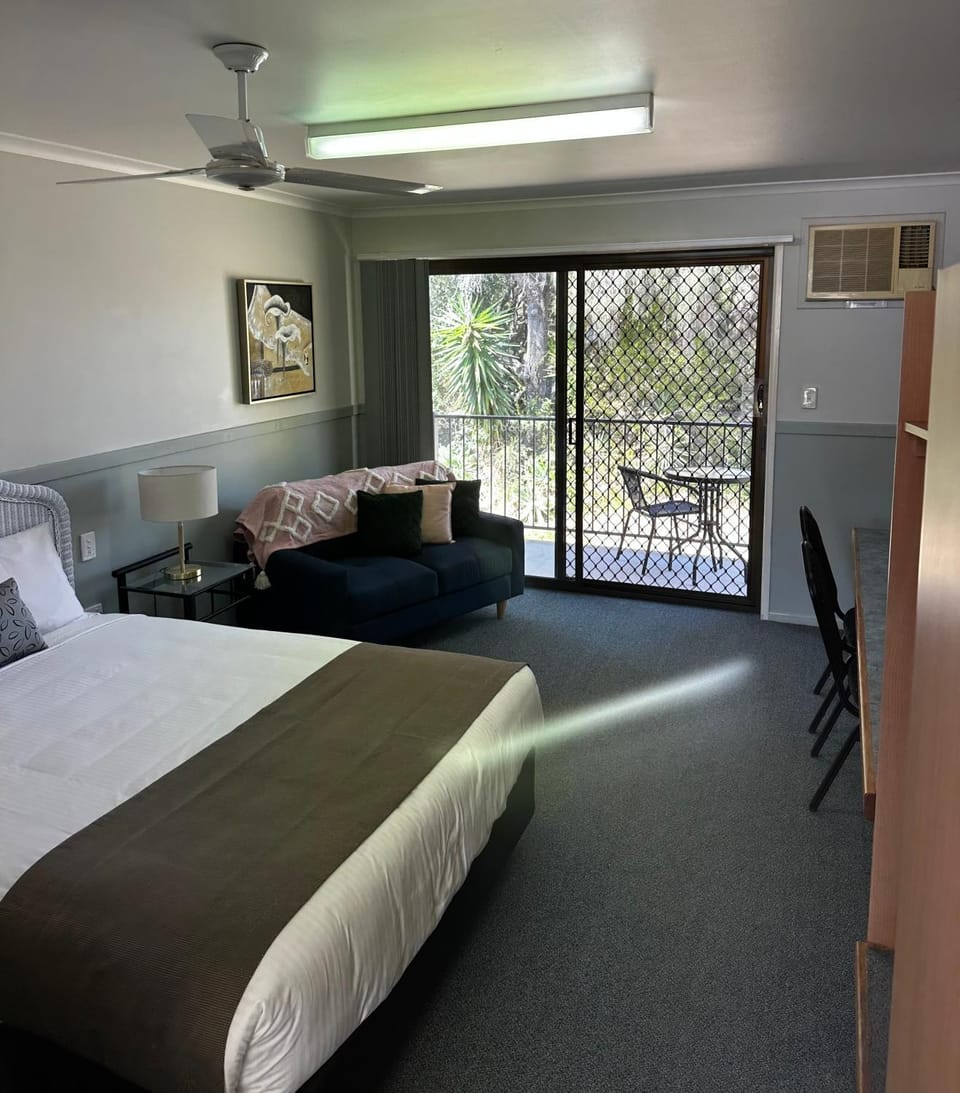 Bed, View (from property/room), Balcony/Terrace, Photo of the whole room, Bedroom, fireplace, air conditioner