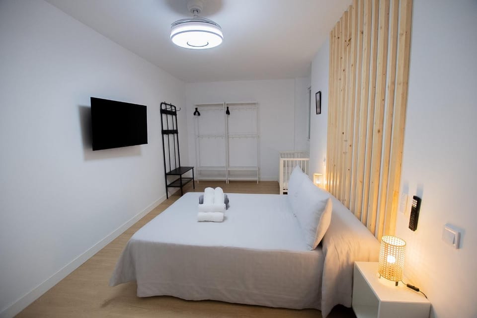 Bed, TV and multimedia, Photo of the whole room, towels