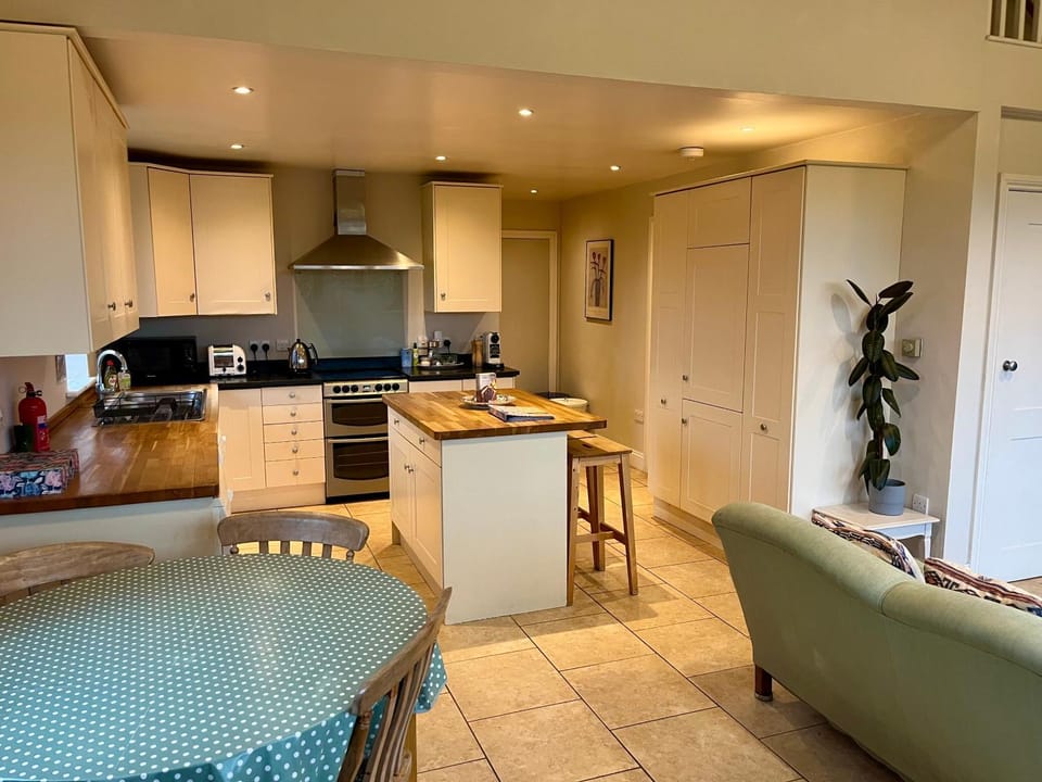 Kitchen or kitchenette, Living room, Seating area, Dining area, oven, pet friendly