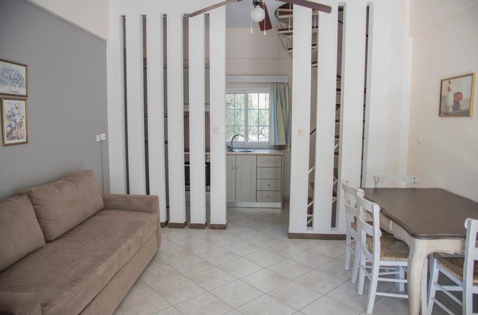 Kitchen or kitchenette, Living room, Seating area, Dining area