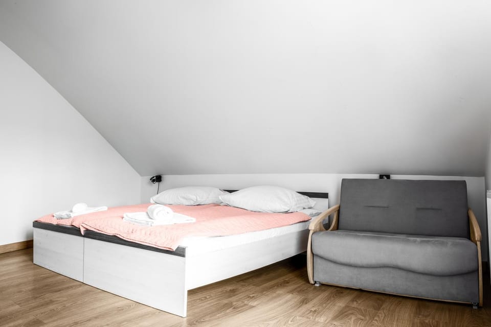 Bed, Photo of the whole room, Seating area, Bedroom, towels