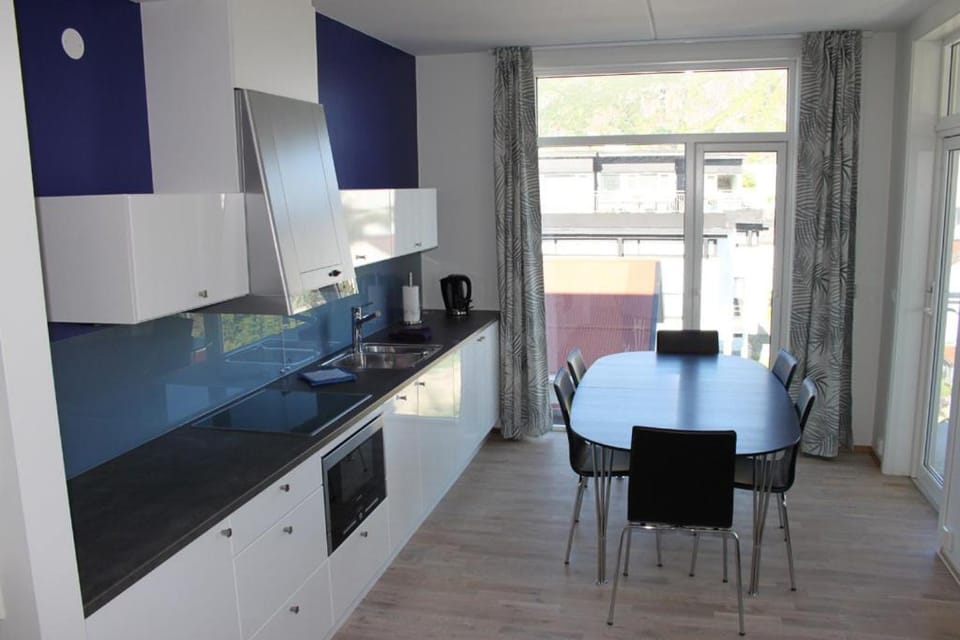 Kitchen or kitchenette, Dining area