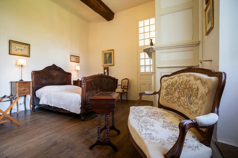 Bed, Photo of the whole room, Seating area, Bedroom