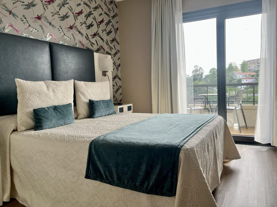 Photo of the whole room, Bedroom, Sea view