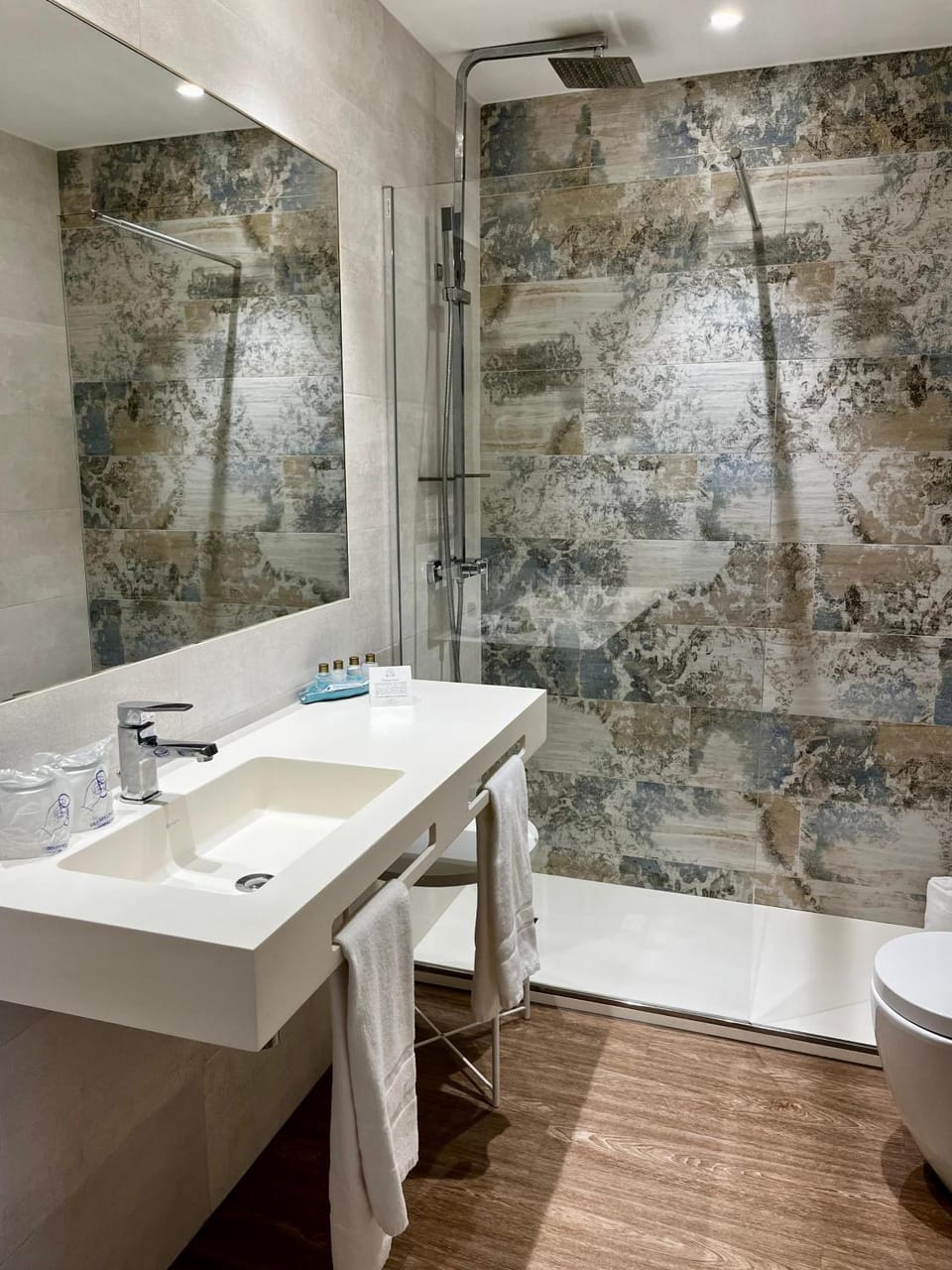 Toilet, Bathroom, towels