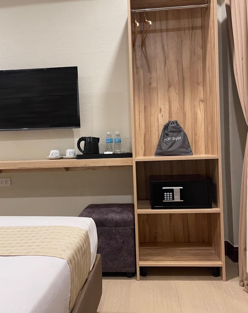 TV and multimedia, Bedroom, wardrobe