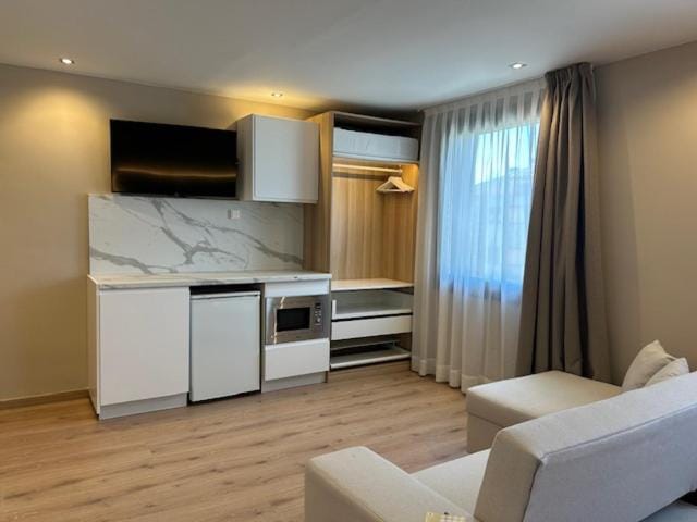 TV and multimedia, Living room, Seating area, microwave, minibar, wardrobe