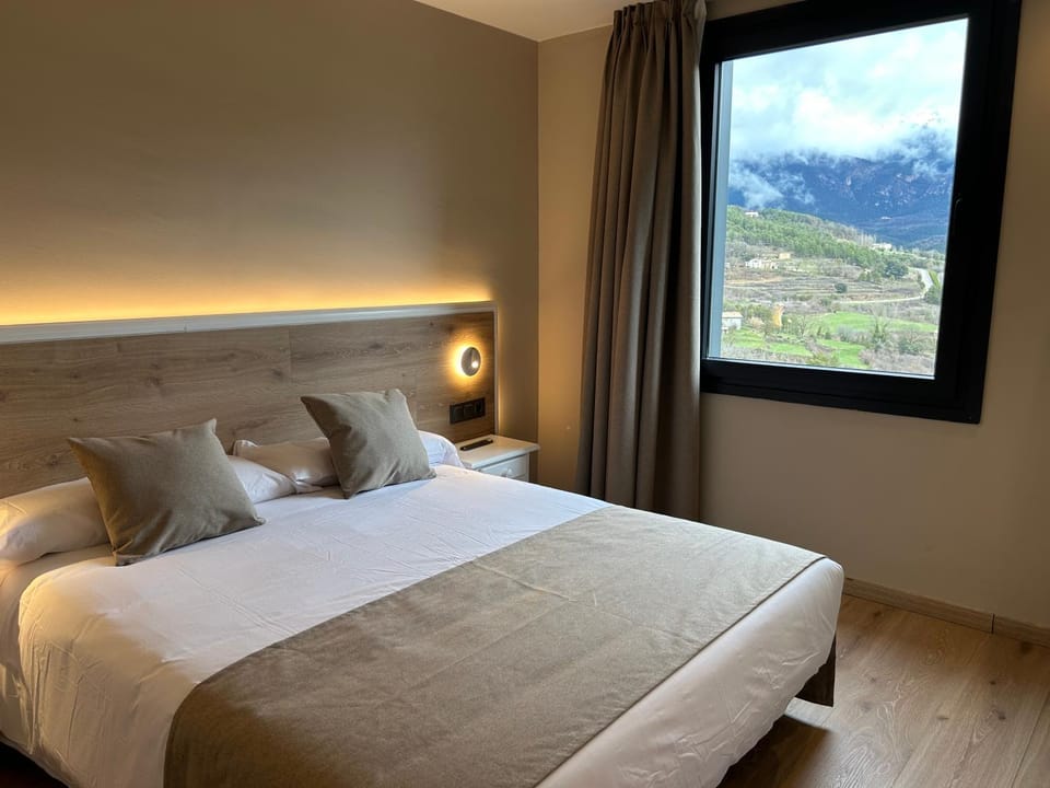 Bed, Natural landscape, View (from property/room), Photo of the whole room, Bedroom, Mountain view