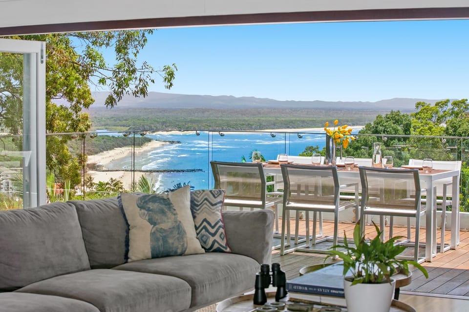 Luxury on the Hill, Noosa Heads Apartment in Noosa Heads