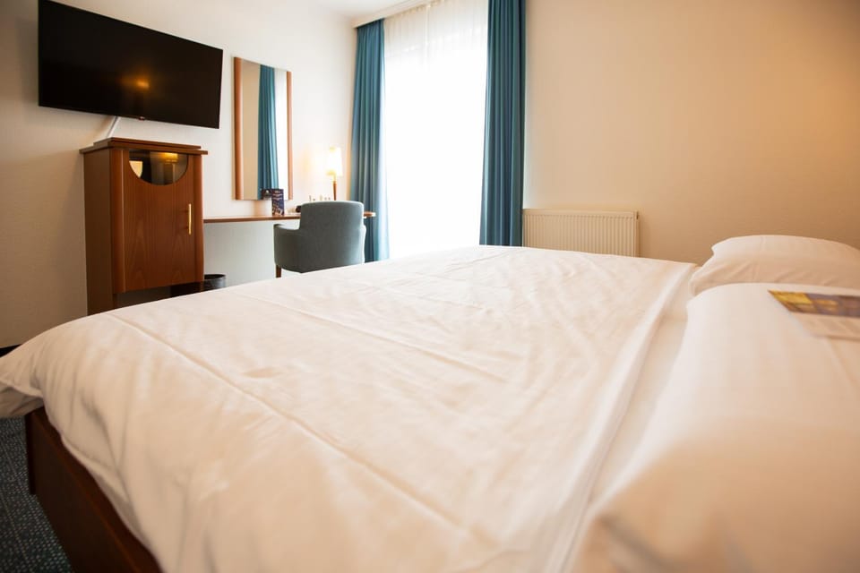Communal lounge/ TV room, Bed, TV and multimedia, Photo of the whole room, Evening entertainment, Bedroom, hair dresser