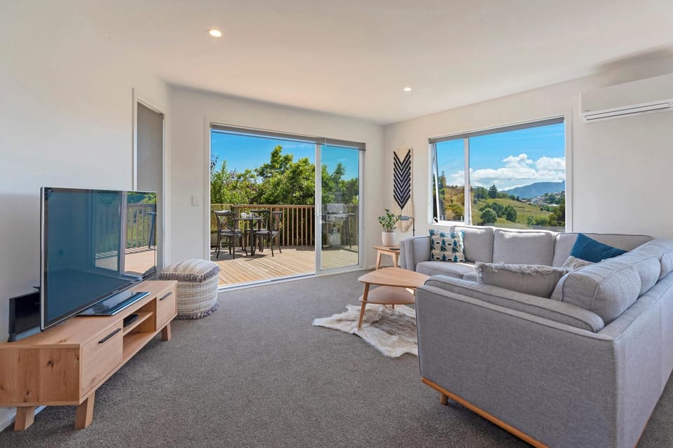 TV and multimedia, Living room, Seating area, Evening entertainment