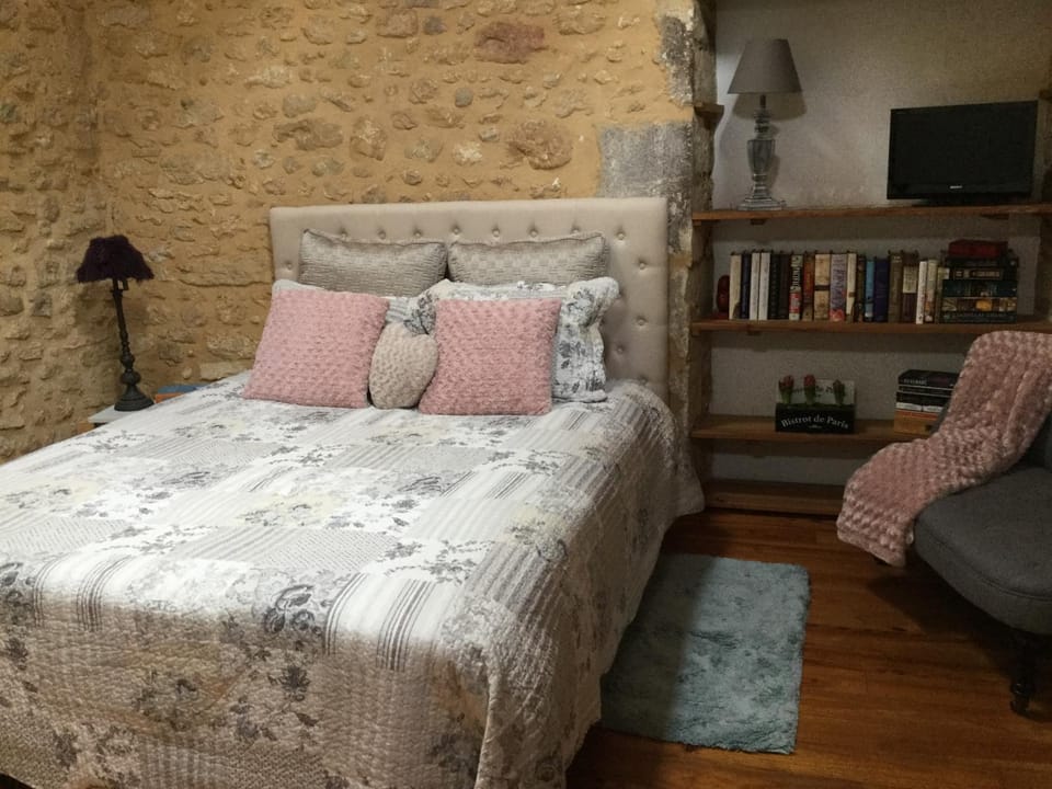 Charming Dordogne Stone Cottage - Entire Home, Renovated Living Room, Updated Kitchen - Near Wineries House in Occitanie