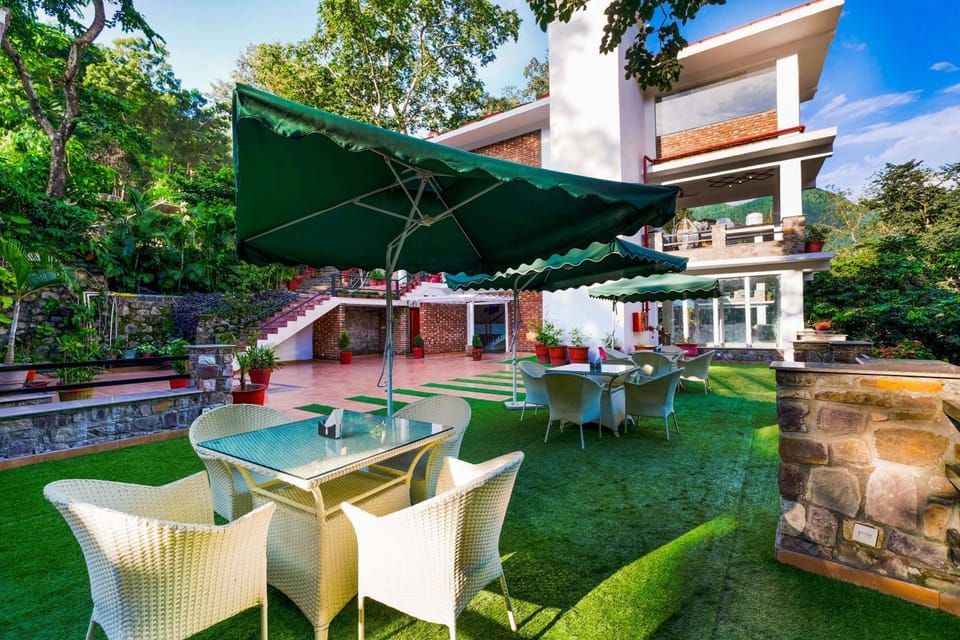 Property building, Day, Garden, Seating area, Area and facilities, sunbed
