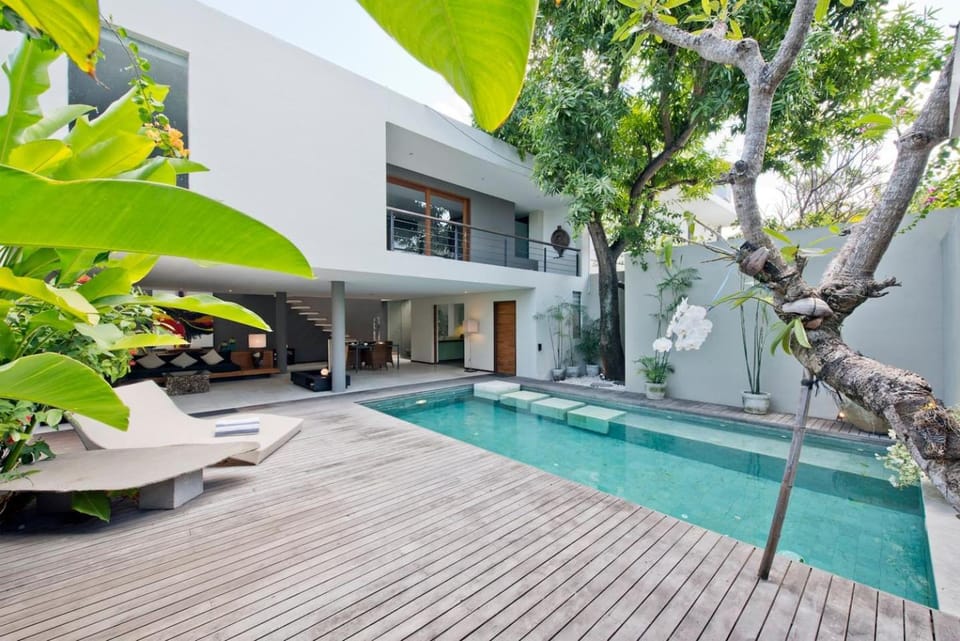 Property building, Patio, Day, Garden, Garden view, Pool view, sunbed