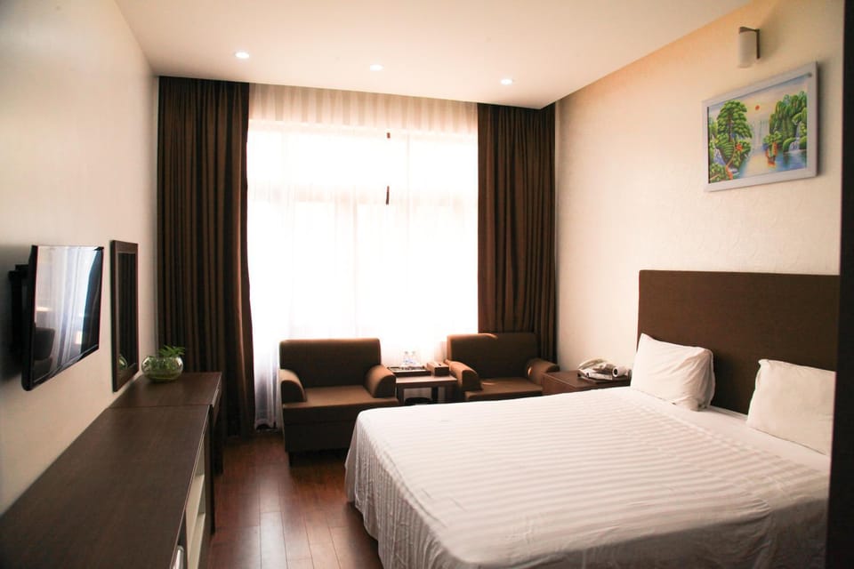 Bed, TV and multimedia, Photo of the whole room, Seating area, Bedroom