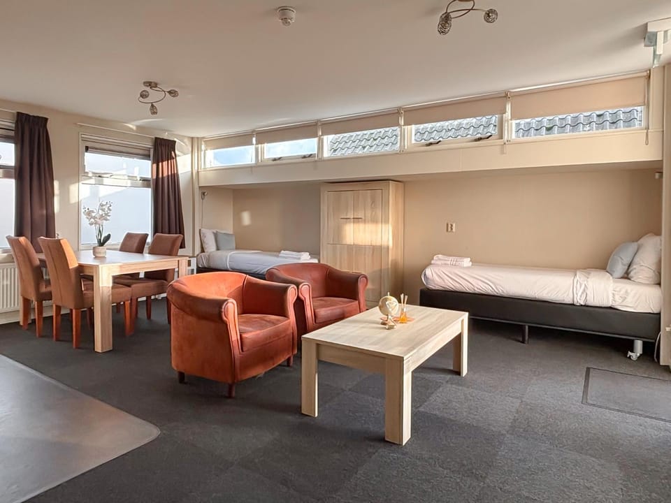 Bed, Seating area, Dining area