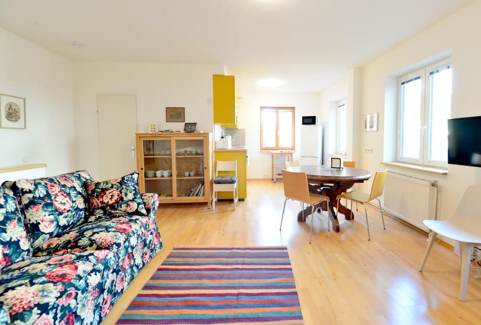 House With Courtyard & Parking Close To Stadtpark House in Vienna