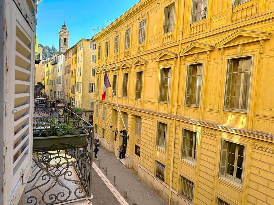 City view, Location