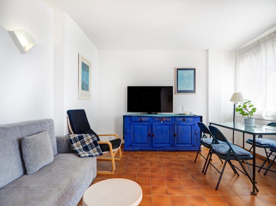 Communal lounge/ TV room, TV and multimedia, Living room, Seating area, Dining area, Evening entertainment