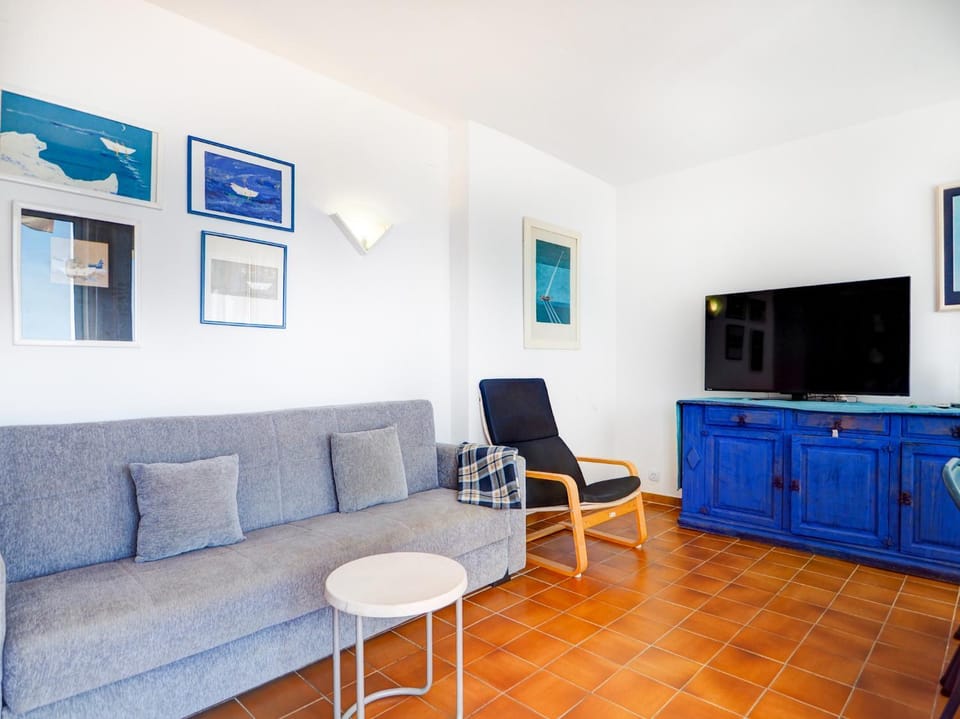 Communal lounge/ TV room, TV and multimedia, Living room, Seating area, Evening entertainment